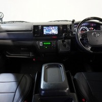 5433 平成29年式 ハイエース スーパーGL ダークプライム 2WD 2,000cc (ガソリン車) 2/5人乗車4.2万kmのサムネイル