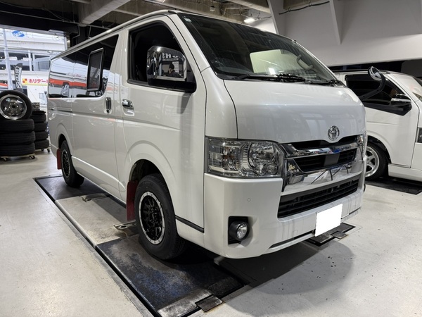CRS横浜　ハイエースカスタム　ステリング交換、アルミホイール交換