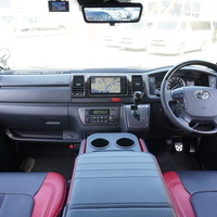 5560　令和5年式　ハイエース　スーパーGL　ダークプライムⅡ　4WD　2800cc　ディーゼル車　5人乗り　1.4万kmのサムネイル