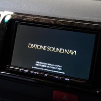 5652 平成29年式 ハイエース S-GL ダークプライム 2WD 3,000cc (ディーゼル車) 2/5人乗車 13.3万kmのサムネイル