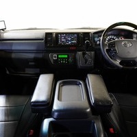 5652 平成29年式 ハイエース S-GL ダークプライム 2WD 3,000cc (ディーゼル車) 2/5人乗車 13.3万kmのサムネイル