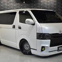 5652 平成29年式 ハイエース S-GL ダークプライム 2WD 3,000cc (ディーゼル車) 2/5人乗車 13.3万kmのサムネイル