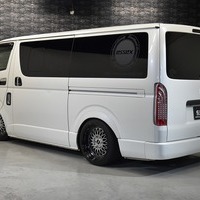 5652 平成29年式 ハイエース S-GL ダークプライム 2WD 3,000cc (ディーゼル車) 2/5人乗車 13.3万kmのサムネイル