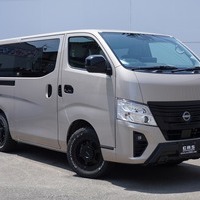 5656　キャラバン 50THアニバーサリー GRAND プレミアム GX 4WD 2,400cc (ディーゼル車) 2/5人乗車 1.1万㎞のサムネイル