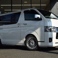5698　令和5年式　ハイエース　スーパーGL　ダークプライムⅡ　2WD　2800cc　ディーゼル車　5人乗り　1.7万kmのサムネイル