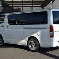 5698　令和5年式　ハイエース　スーパーGL　ダークプライムⅡ　2WD　2800cc　ディーゼル車　5人乗り　1.7万kmのサムネイル