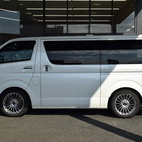 5698　令和5年式　ハイエース　スーパーGL　ダークプライムⅡ　2WD　2800cc　ディーゼル車　5人乗り　1.7万kmのサムネイル