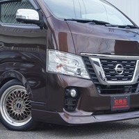 5564　平成30年式　キャラバン　プレミアムGX　４WD　2500cc　ディーゼル車　8人乗り　6.4万kmのサムネイル
