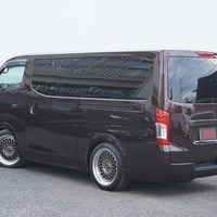 5564　平成30年式　キャラバン　プレミアムGX　４WD　2500cc　ディーゼル車　8人乗り　6.4万kmのサムネイル