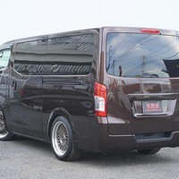 5564　平成30年式　キャラバン　プレミアムGX　４WD　2500cc　ディーゼル車　8人乗り　6.4万kmのサムネイル
