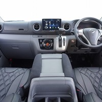 5564　平成30年式　キャラバン　プレミアムGX　４WD　2500cc　ディーゼル車　8人乗り　6.4万kmのサムネイル