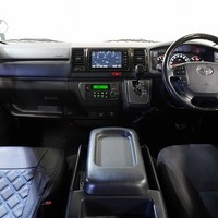 5753 平成30年式 ハイエース スーパーGL ダークプライム 2WD 2,800cc (ディーゼル車) 2/5人乗車 7.0万kmのサムネイル