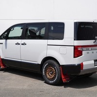 5577 登録済み未使用車 令和7年式 三菱デリカ D:5 CHAMONIX 4WD 2,300cc (ディーゼル車) 8人乗り 16kmのサムネイル