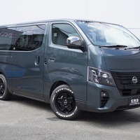5700 登録済み未使用車 令和7年式 日産 キャラバン GRANDプレミアム GX 2WD 2,000cc(ガソリン車) 2/5人乗車 7kmのサムネイル