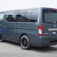 5700 登録済み未使用車 令和7年式 日産 キャラバン GRANDプレミアム GX 2WD 2,000cc(ガソリン車) 2/5人乗車 7kmのサムネイル