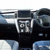 5577 登録済み未使用車 令和7年式 三菱デリカ D:5 CHAMONIX 4WD 2,300cc (ディーゼル車) 8人乗り 16kmのサムネイル