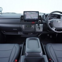 5842　平成27年式　ハイエース　スーパーGL　ダークプライム　2WD　3000cc　ディーゼル車　5人乗り　11.7万kmのサムネイル