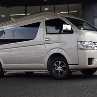 5874　令和7年式　ハイエース　ワゴン　グランドキャビン　2WD　2700cc　ガソリン車　10人乗り　3ナンバー　5km　登録済未使用車のサムネイル
