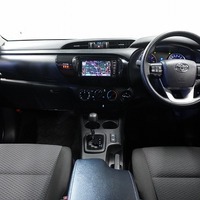 5880 平成30年式トヨタ ハイラックス X 4WD 2,400cc (ディーゼル車) 5人乗車 3.1万kmのサムネイル