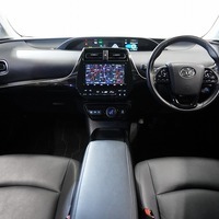 5913 令和1年式 トヨタ プリウス S  “ツーリングセレクション”  2WD1,800cc (ハイブリッド車) 5人乗車 5.9万kmのサムネイル