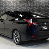 5913 令和1年式 トヨタ プリウス S  “ツーリングセレクション”  2WD1,800cc (ハイブリッド車) 5人乗車 5.9万kmのサムネイル