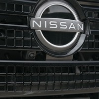 5533.令和7年式 キャラバン グランドプレミアムGX アティックス8 2WD 2,000cc ガソリン車 寒冷地仕様 走行180キロ 新車未登録のサムネイル