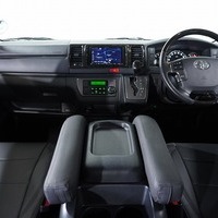 6135 平成29年式 ハイエース スーパーGL ダークプライム 2WD 3,000cc (ディーゼル車) 2/5人乗車 10.6万km 車検受け渡しのサムネイル