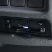 6128 令和7年式 ハイエース スーパーGL ダークプライムS 4WD 2,800cc (ディーゼル車) 2/5人乗車 0.6万km 車検令和9年6月5日のサムネイル