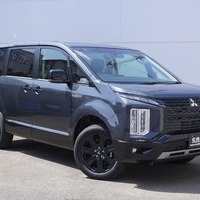 5586 【新車登録済み未使用車】 令和7年式 三菱 デリカD5 シャモニー 4WD 2,300cc (ディーゼル) 8人乗車 13kmのサムネイル