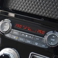 5586 【新車登録済み未使用車】 令和7年式 三菱 デリカD5 シャモニー 4WD 2,300cc (ディーゼル) 8人乗車 13kmのサムネイル