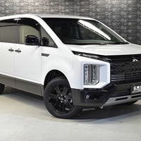 5579 令和7年式 登録済未使用車 三菱デリカ D:5 CHAMONIX  電動サイドステップ有 4WD 2,200cc (ディーゼル車)  8人乗り 8km 車検:令和10年10月のサムネイル