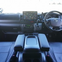 6251　令和4年式　ハイエース　スーパーGL　ダークプライムⅡ　2WD　2800cc　ディーゼル車　5人乗り　8.9万kmのサムネイル