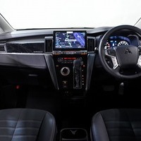 5587 令和7年式 登録済未使用車 三菱デリカ D:5 CHAMONIX  電動サイドステップ有 4WD 2,200cc (ディーゼル車)  8人乗り 8km 車検:令和10年10月のサムネイル