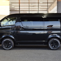 5243 千葉店【BLACK　STYLE】ハイエース ワゴンGL  4WD 2,700CC ガソリン車 10人乗りのサムネイル