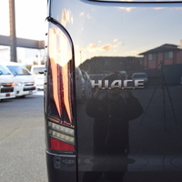 5243 千葉店【BLACK　STYLE】ハイエース ワゴンGL  4WD 2,700CC ガソリン車 10人乗りのサムネイル