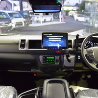 5243 千葉店【BLACK　STYLE】ハイエース ワゴンGL  4WD 2,700CC ガソリン車 10人乗りのサムネイル