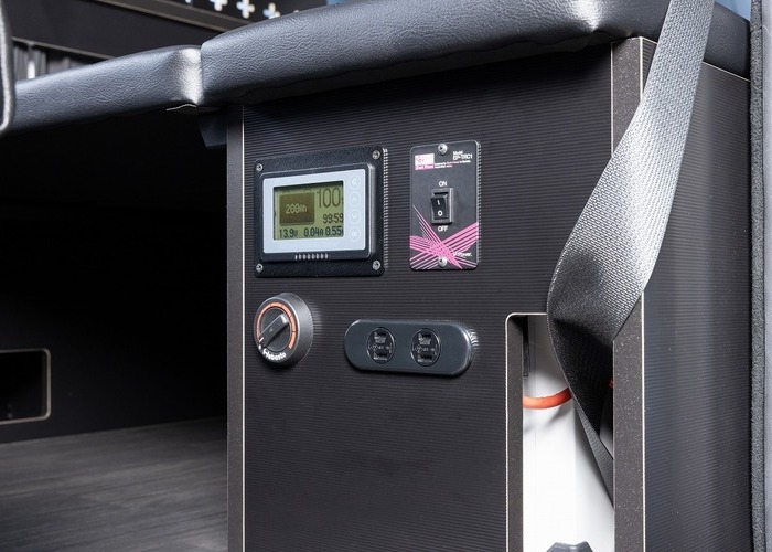 ハイエース「ATTICS8 FOR HIACE」アティックス８ハイエース用のサムネイル