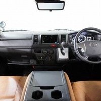 6249 令和7年式 ハイエース DX GLパッケージ 2WD 2,000cc (ガソリン車) 3/6人乗車 300km 車検令和9年5月19日のサムネイル