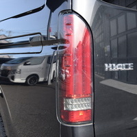 6449 令和4年式 ハイエース スーパーGL ダークプライムⅡ 4WD 2,800cc ディーゼル車 2/5人乗車 6.4万kmのサムネイル