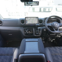 6015　オリジナルPKG　キャラバン　GRANDプレミアムGX　4WD　2400cc　ディーゼル車　5人乗りのサムネイル