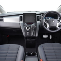 6458　令和8年式　デリカD:5　P　4WD　2200cc　ディーゼル車　登録済未使用　8人乗り　20kmのサムネイル