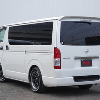 6498　令和5年式　ハイエース　スーパーGL　ダークプライムⅡ　2WD　2000cc　ガソリン車　5人乗り　2.8万kmのサムネイル