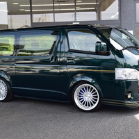 2810　CRS小牧オリジナルデモカー！ 令和5年式　ハイエースバンDX　2,000cc　ガソリン車　2WD　2/5人乗り　1.9万Kmのサムネイル