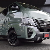 4854　CRS小牧オリジナルデモカー！ 令和5年式　キャラバン グランドプレミアムGX　2,400cc　ディーゼル車　4WD　2/5人乗り　1.4万Kmのサムネイル