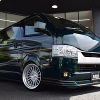 2810　CRS小牧オリジナルデモカー！ 令和5年式　ハイエースバンDX　2,000cc　ガソリン車　2WD　2/5人乗り　1.9万Kmのサムネイル