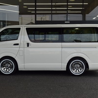 6177　8型ハイエースバン DX ビーチクルーザー架装　ガソリン車　2WD　2,000cc　3/6人乗りのサムネイル