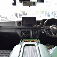 4854　CRS小牧オリジナルデモカー！ 令和5年式　キャラバン グランドプレミアムGX　2,400cc　ディーゼル車　4WD　2/5人乗り　1.4万Kmのサムネイル