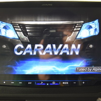 4854　CRS小牧オリジナルデモカー！ 令和5年式　キャラバン グランドプレミアムGX　2,400cc　ディーゼル車　4WD　2/5人乗り　1.4万Kmのサムネイル