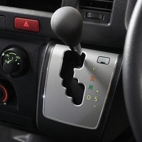 6369 8型ハイエース DX  2WD 2,000CC ガソリン車 4ナンバー 3/6人乗りのサムネイル