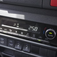 6579　オリジナルPKG　ハイエース　ダークプライムⅡ　2WD　2800cc　ディーゼル車　5人乗りのサムネイル